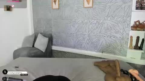 Snapshot of agatadelphine_mr chatting on June 20, 1:25 pm Agatadelphine online show from June 20, 1:25 pm