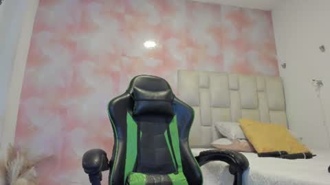 Snapshot of aida_rose chatting on June 19, 8:23 pm karoline online show from June 19, 8:23 pm