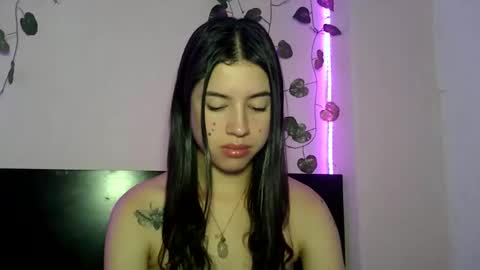 Snapshot of aine_ileana chatting on December 12, 4:43 pm J online show from December 12, 4:43 pm