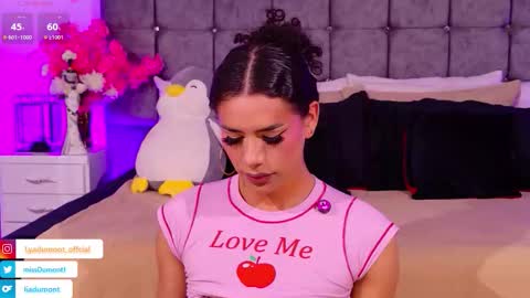 Queen Dumont   online show from February 20, 1:35 am