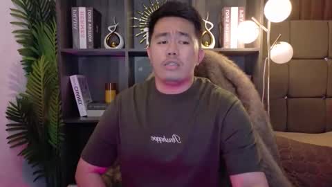 Snapshot of akihiro_morningstar chatting on December 19, 6:37 pm Dave online show from December 19, 6:37 pm