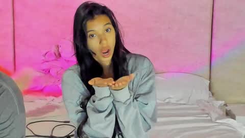 Snapshot of alana__get chatting on December 14, 9:29 am online show from December 14, 9:29 am