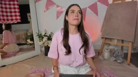Snapshot of alannarusselll chatting on June 6, 8:35 pm Alanna Cute Russell online show from June 6, 8:35 pm