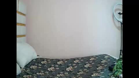 Snapshot of albertine1504 chatting on February 3, 12:21 pm albertine1504 online show from February 3, 12:21 pm