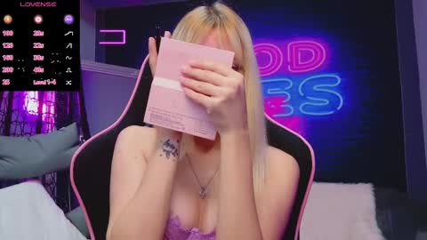 alessiacroft online show from November 12, 3:18 am