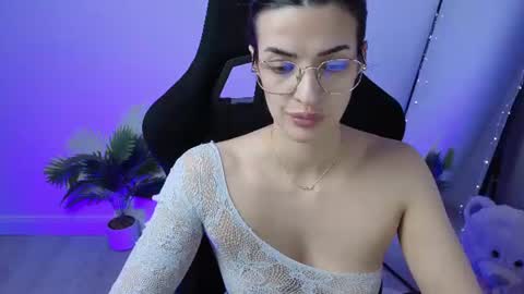 Snapshot of alessyaaa chatting on June 18, 10:36 pm Ale online show from June 18, 10:36 pm