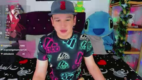 Snapshot of alex_hot2323 chatting on April 2, 5:10 pm alex_hot2323 online show from April 2, 5:10 pm