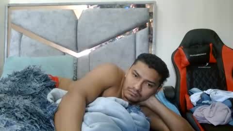 Snapshot of alexvsluisa chatting on June 25, 3:05 pm alex y luisa online show from June 25, 3:05 pm