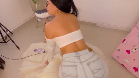 Snapshot of alia_peach_ chatting on December 3, 4:31 am Alia online show from December 3, 4:31 am