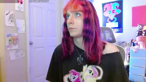 Snapshot of alice_hatchette chatting on May 7, 8:25 pm Alice Hatchette online show from May 7, 8:25 pm