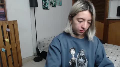 Snapshot of alicee_logan_ chatting on June 8, 2:01 am alicee_logan_ online show from June 8, 2:01 am