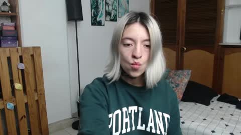 Snapshot of alicee_logan_ chatting on June 9, 1:50 am alicee_logan_ online show from June 9, 1:50 am