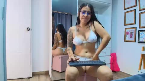 alicia_rainbow online show from April 28, 8:25 pm