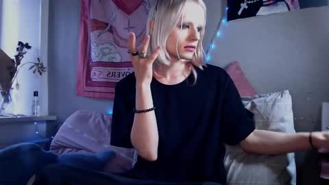 Alien Bella online show from March 1, 1:02 pm