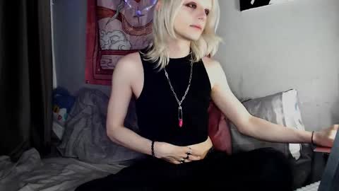 Alien Bella online show from May 14, 11:55 pm
