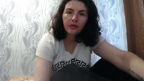 Snapshot of alinaxjames chatting on June 19, 8:07 am AlinaxJames online show from June 19, 8:07 am