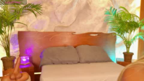 Snapshot of alisoon_moon chatting on May 9, 11:32 pm Alison Moon online show from May 9, 11:32 pm