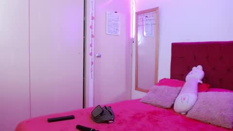 Snapshot of alissesallie_ chatting on May 22, 1:24 am alissesallie_ online show from May 22, 1:24 am