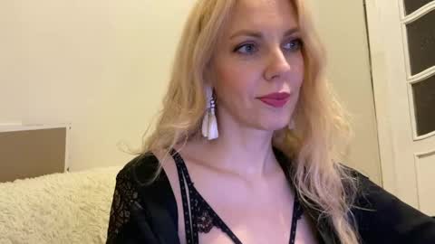 Snapshot of allmaybe chatting on May 31, 6:04 pm Nika online show from May 31, 6:04 pm