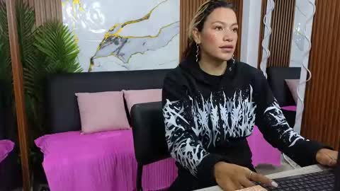 alonddra_tay online show from April 29, 11:36 am