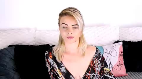 Snapshot of alyblonde chatting on November 19, 11:10 am aly online show from November 19, 11:10 am