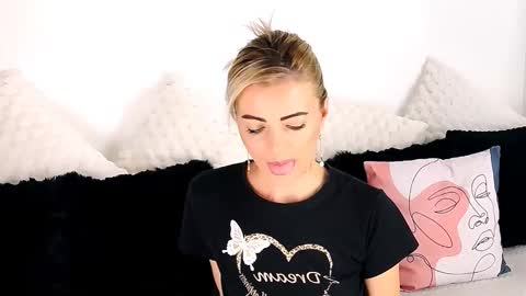 Snapshot of alyblonde chatting on November 21, 9:19 am aly online show from November 21, 9:19 am