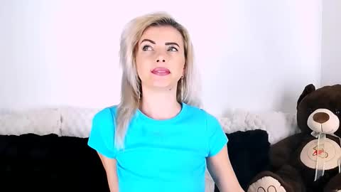 Snapshot of alyblonde chatting on February 4, 2:01 pm aly online show from February 4, 2:01 pm