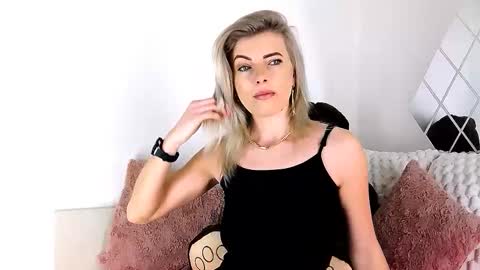 Snapshot of alyblonde chatting on March 15, 10:10 am aly online show from March 15, 10:10 am