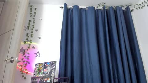 Snapshot of alyxroses chatting on January 12, 1:11 am online show from January 12, 1:11 am