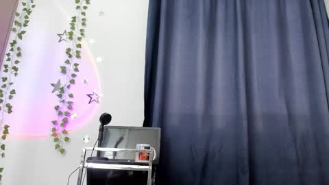 Snapshot of alyxroses chatting on February 6, 10:53 pm online show from February 6, 10:53 pm