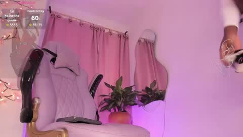 Snapshot of amandaa_fox_ chatting on June 2, 5:04 pm amandaa_fox_ online show from June 2, 5:04 pm