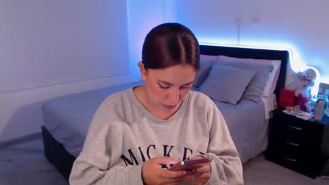 Snapshot of amarat_jolie chatting on January 7, 4:37 pm Mila online show from January 7, 4:37 pm