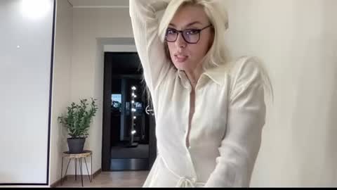 Snapshot of amazingkelly chatting on June 12, 7:51 am Kelly online show from June 12, 7:51 am