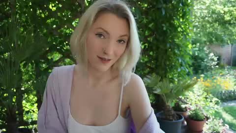 Call me Pixie or Amy xxx online show from May 20, 7:25 am