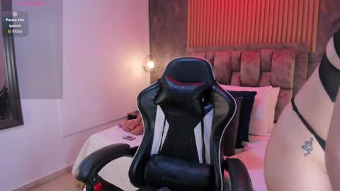 Amiee online show from April 19, 2:27 pm