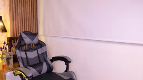 Mia online show from December 22, 12:24 pm