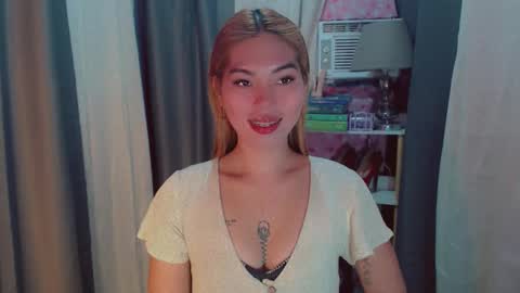 andrea06121998 online show from February 10, 9:46 am