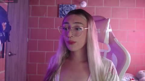 Snapshot of andrea_camila chatting on April 21, 1:28 pm Andrea online show from April 21, 1:28 pm