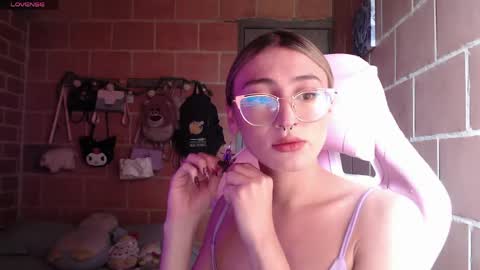 Snapshot of andrea_camila chatting on May 25, 4:24 pm Andrea online show from May 25, 4:24 pm