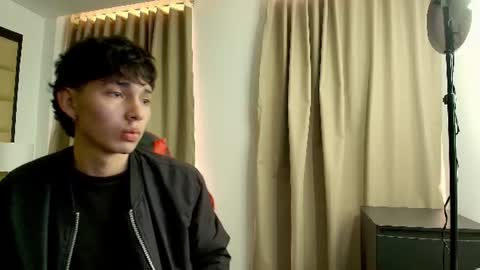 Snapshot of andres8975 chatting on June 18, 1:04 pm Andres online show from June 18, 1:04 pm