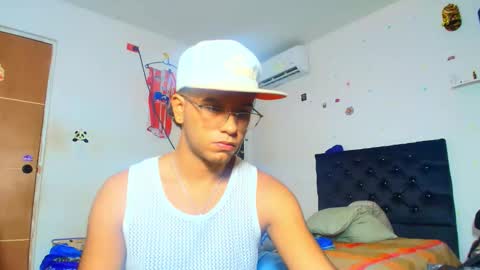 Snapshot of andreswhite_shotoflust chatting on June 10, 2:01 am andreswhite_shotoflust online show from June 10, 2:01 am