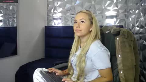 Snapshot of angel_white25 chatting on December 18, 12:11 pm Angel online show from December 18, 12:11 pm