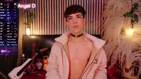 Snapshot of angeldustt_19 chatting on February 18, 3:13 am Angel dust online show from February 18, 3:13 am