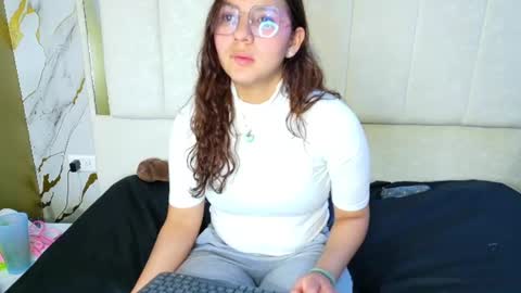 Snapshot of angeles_azul chatting on June 25, 12:10 am angel online show from June 25, 12:10 am