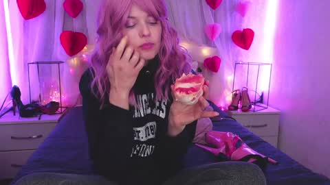 Snapshot of angelika_rouge chatting on February 19, 1:18 pm Angelika Rouge online show from February 19, 1:18 pm