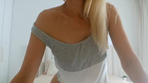 Snapshot of angelsquirting chatting on June 20, 11:02 am Alesia online show from June 20, 11:02 am