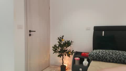 annaevv online show from April 9, 7:47 am