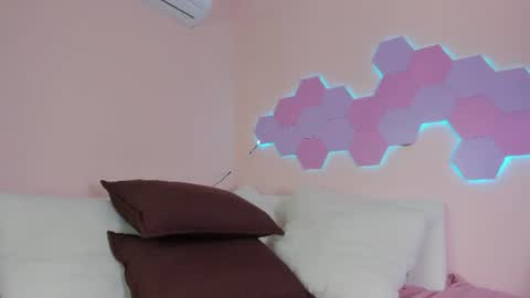 anne_millerr online show from June 16, 11:46 am