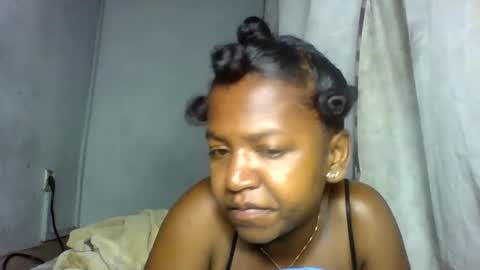 Snapshot of annick98 chatting on February 15, 8:27 pm annick98 online show from February 15, 8:27 pm