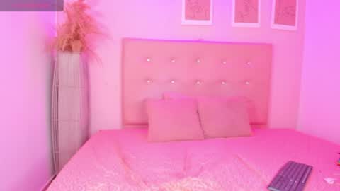 annie_dolce_ online show from July 11, 1:47 pm
